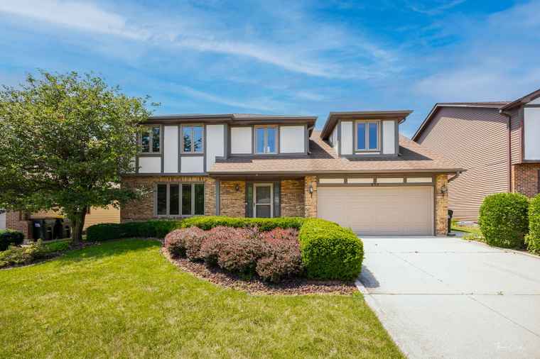 Photo of 816 Heath Ln Westmont, IL 60559