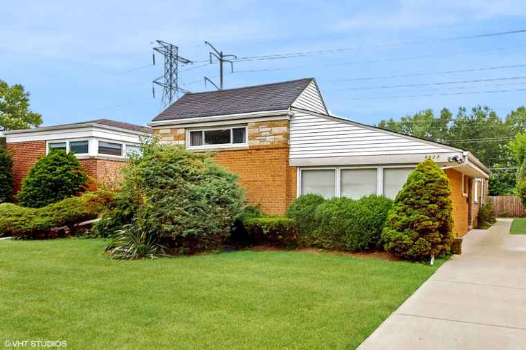 Photo of 6624 N Kenneth Ave Lincolnwood, IL 60712