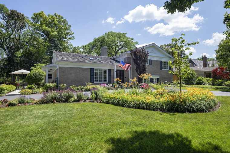 Photo of 100 Beach Rd Glencoe, IL 60022