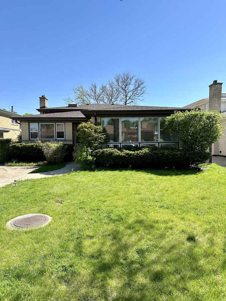 Photo of 4833 W Sherwin Ave Lincolnwood, IL 60712