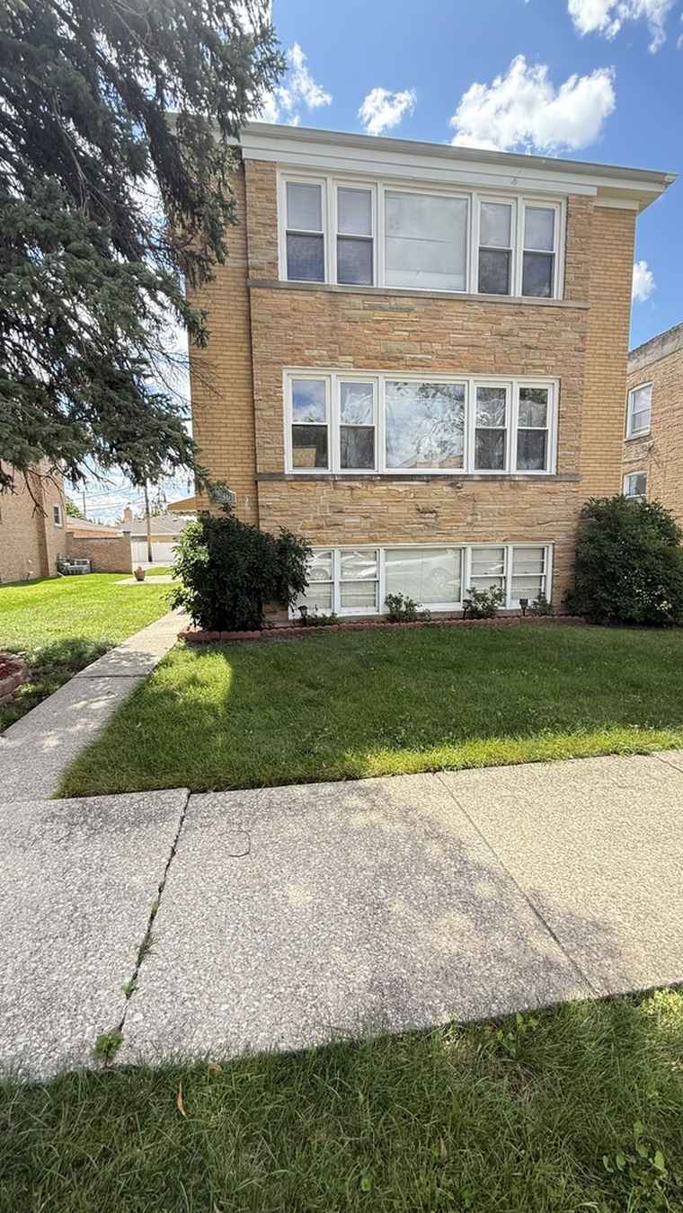 Photo of 10301 W Chaucer St Westchester, IL 60154