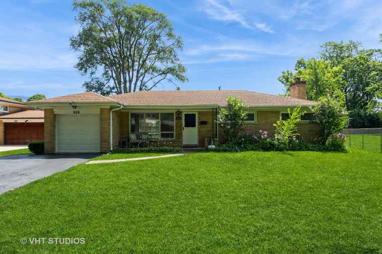 Photo of 909 S Emerson St Mount Prospect, IL 60056