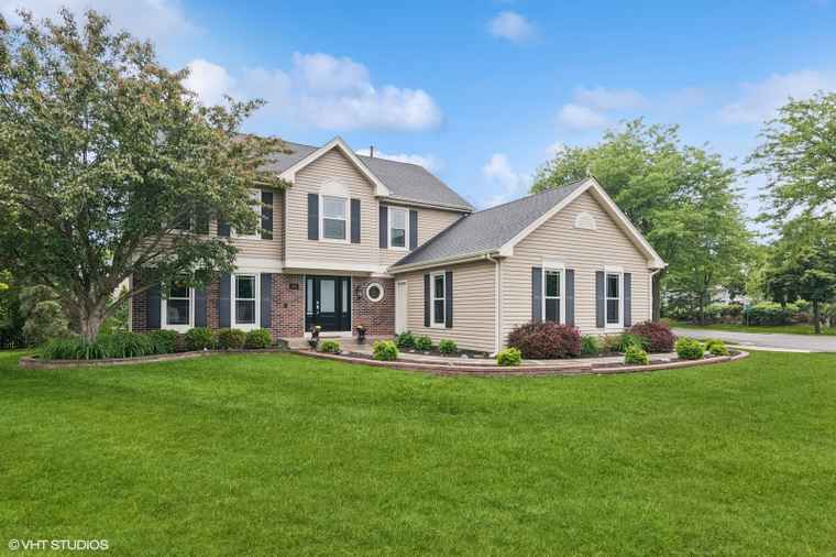 Photo of 1981 White Oak Dr Algonquin, IL 60102