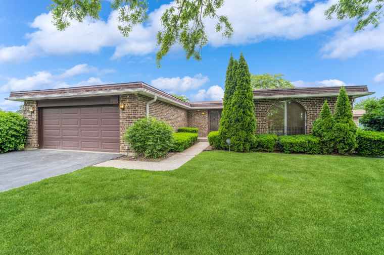 Photo of 2240 Vista Ct Northbrook, IL 60062