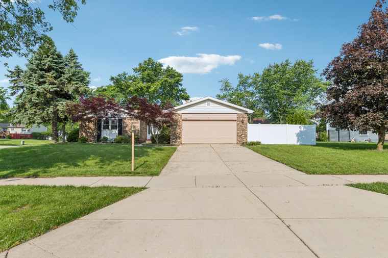 Photo of 1946 Briarcliffe Blvd Wheaton, IL 60189