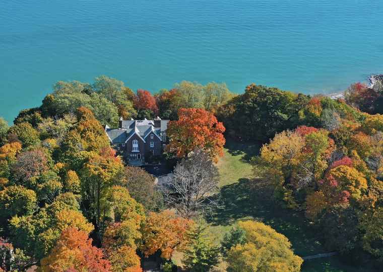 Photo of 111 Mayflower Rd Lake Forest, IL 60045