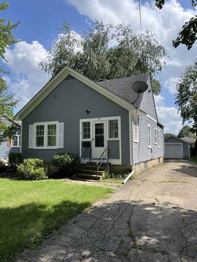 Photo of 612 Center St Geneva, IL 60134