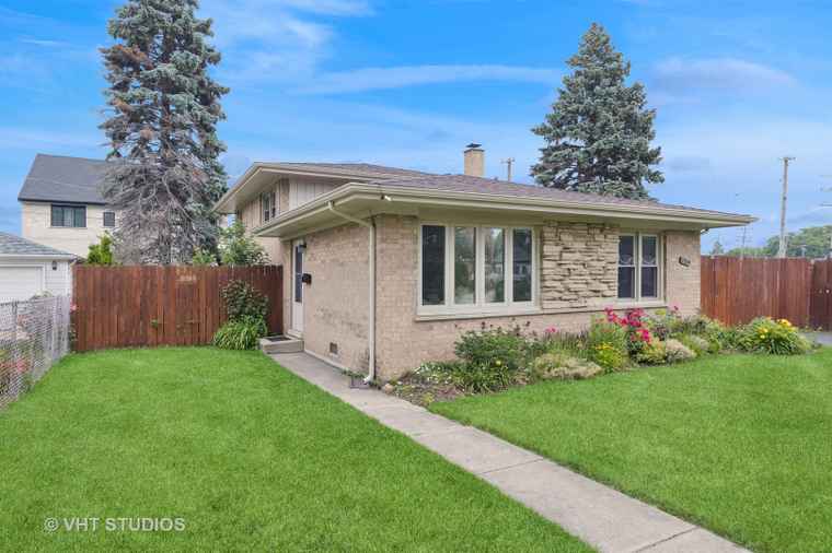Photo of 8800 44th Pl Brookfield, IL 60513