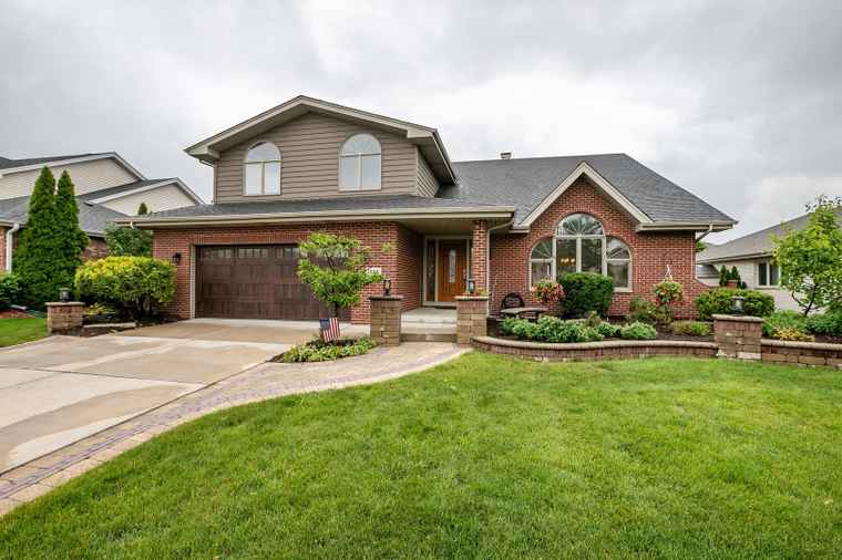 Photo of 1650 Chauser Ln Woodridge, IL 60517