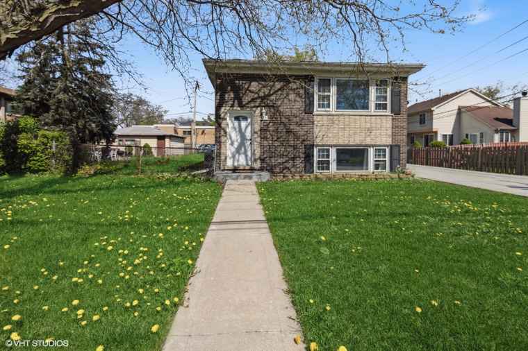 Photo of 323 Marshall Rd Bensenville, IL 60106