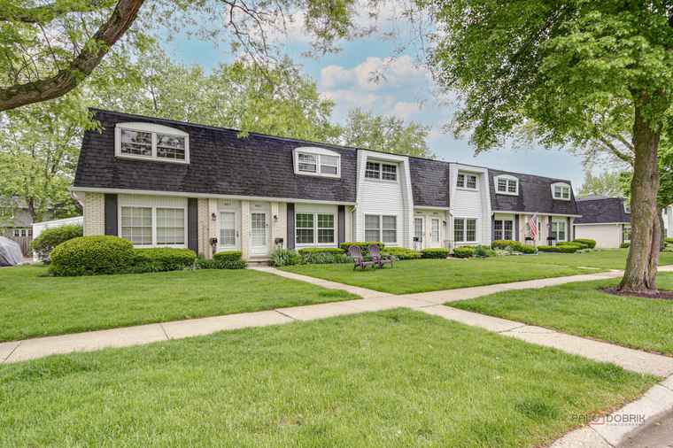Photo of 845 Country Club Dr Unit F Libertyville, IL 60048