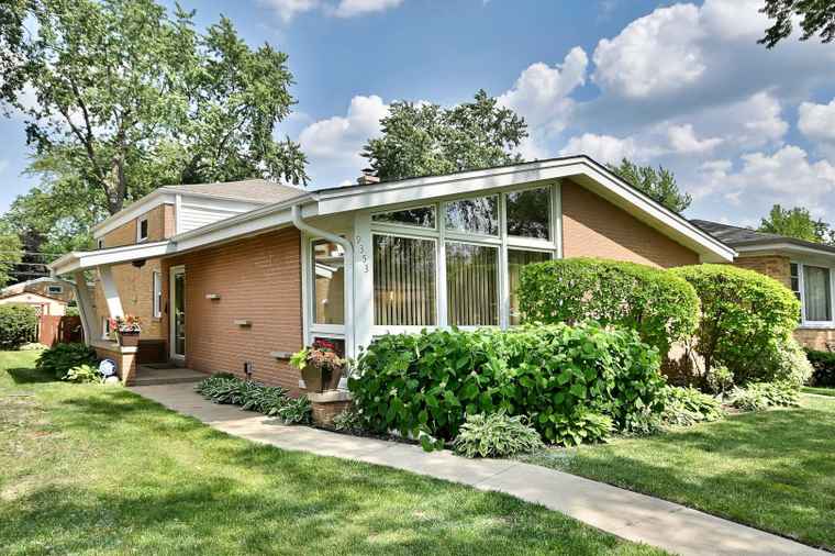 Photo of 9353 Ewing Ave Evanston, IL 60203
