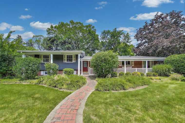 Photo of 708 S Edgewood Ln Mount Prospect, IL 60056