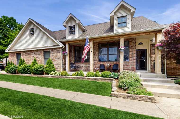 Photo of 703 Greenwood Ave Mundelein, IL 60060
