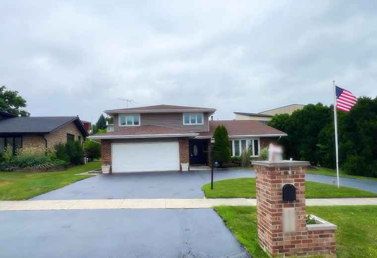Photo of 10329 S Interlochen Dr Palos Hills, IL 60465