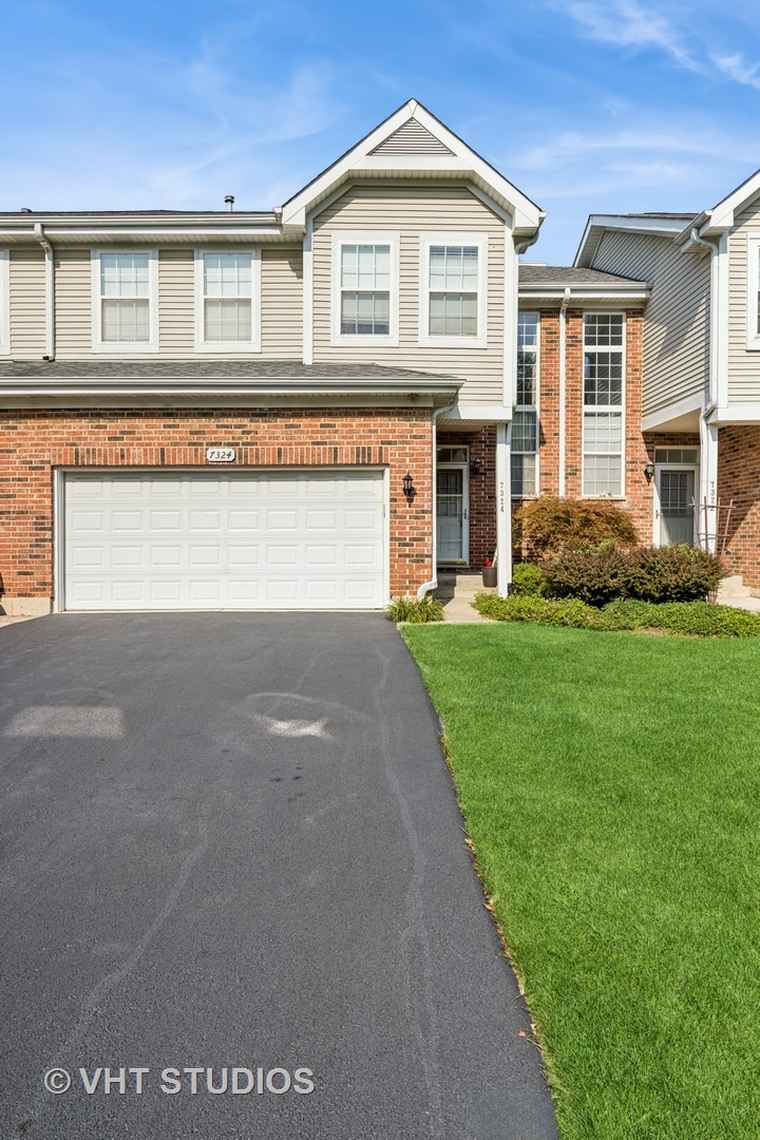 Photo of 7324 Chestnut Hills Dr Burr Ridge, IL 60527