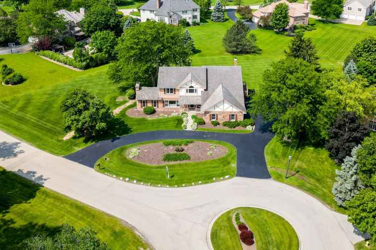 Photo of 1520 Daybreak Dr Libertyville, IL 60048