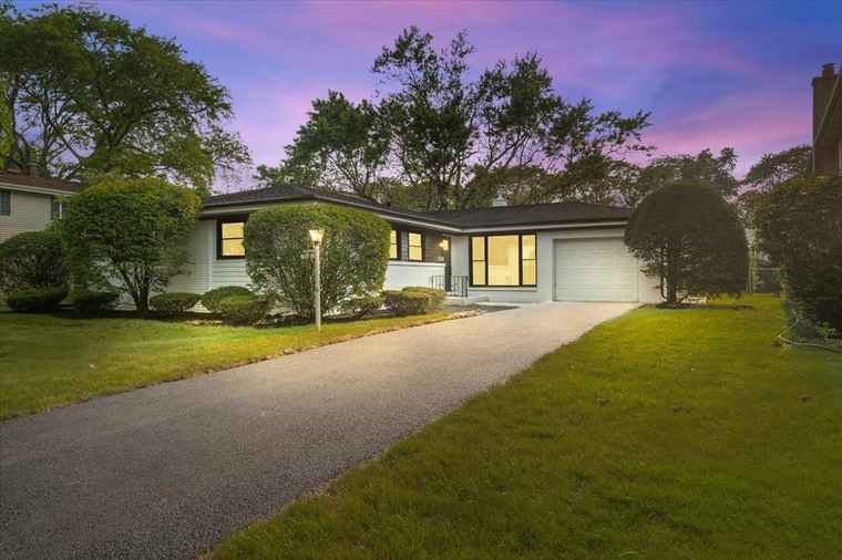 Photo of 114 S Waverly Pl Mount Prospect, IL 60056