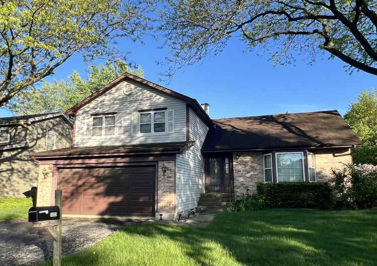 Photo of 2683 Bloomfield Dr Lisle, IL 60532
