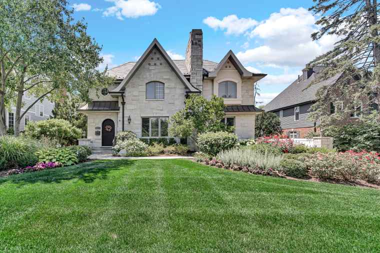 Photo of 932 S Grant St Hinsdale, IL 60521
