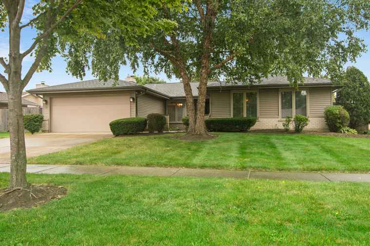 Photo of 260 Bedford Ln Bloomingdale, IL 60108
