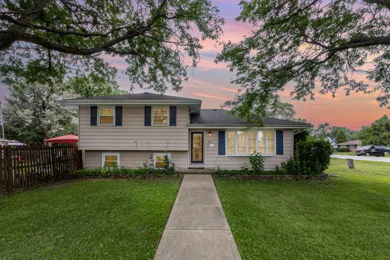 Photo of 4001 N Lincoln St Westmont, IL 60559
