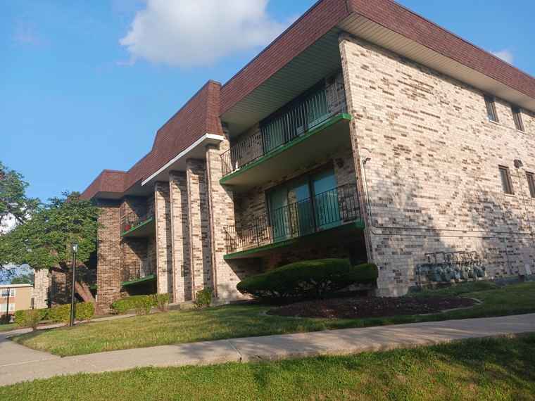 Photo of 9132 S Pulaski Rd Unit 2W Oak Lawn, IL 60453