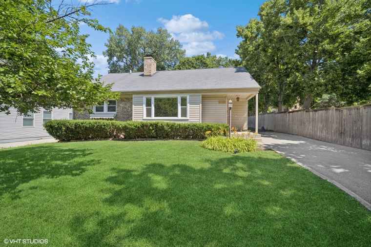 Photo of 853 Driscoll Ct Highland Park, IL 60035