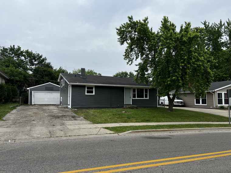 Photo of 805 Monroe Ave Carpentersville, IL 60110