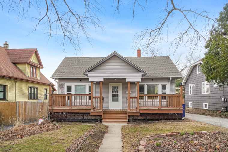 Photo of 709 S Riverside Dr Villa Park, IL 60181