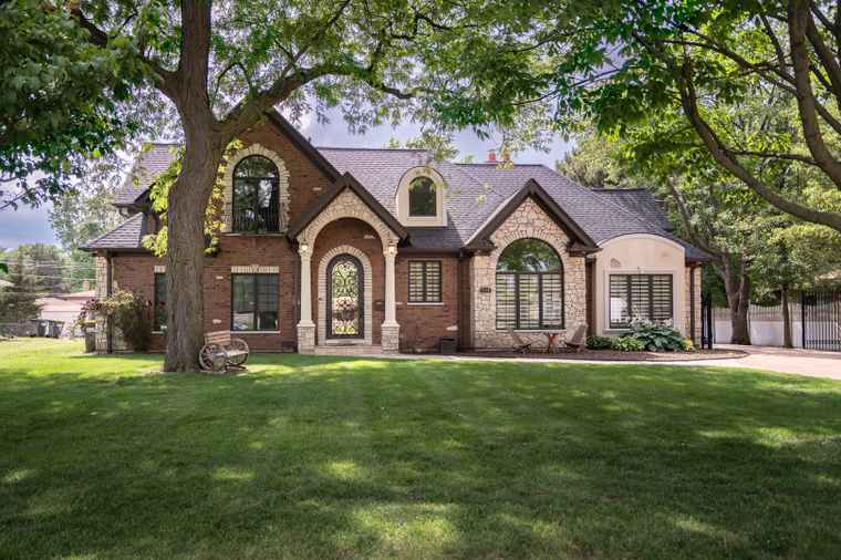 Photo of 850 S 10th Ave La Grange, IL 60525