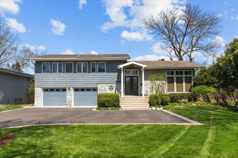 Photo of 1060 Edgebrook Ln Glencoe, IL 60022
