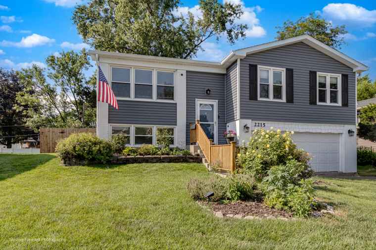 Photo of 2215 Birchwood Pkwy Woodridge, IL 60517