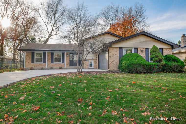 Photo of 7716 Knottingham Ln Downers Grove, IL 60516