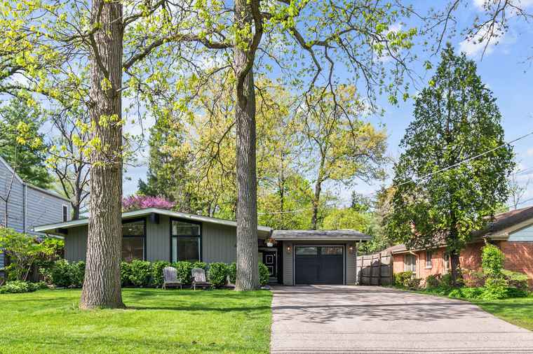 Photo of 670 Greenbriar Ln Lake Forest, IL 60045