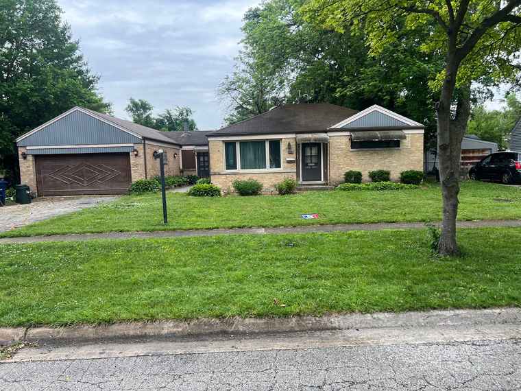 Photo of 2075 Halsey Dr Des Plaines, IL 60018