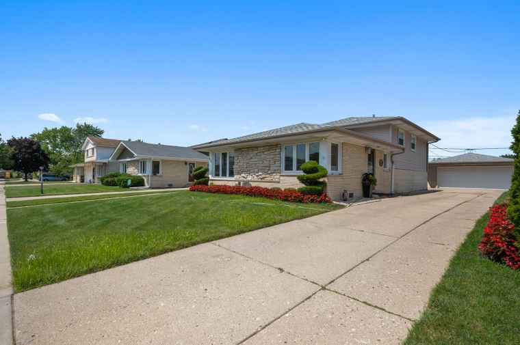 Photo of 8426 W Betty Ter Niles, IL 60714