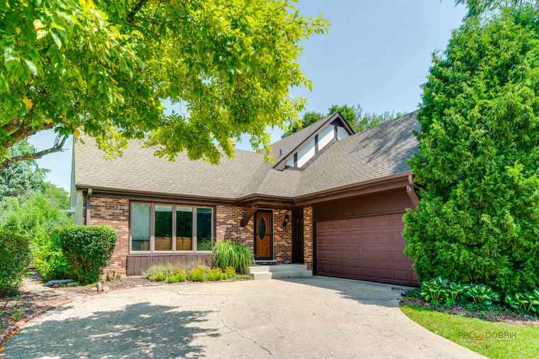 Photo of 221 Alexandria Dr Vernon Hills, IL 60061