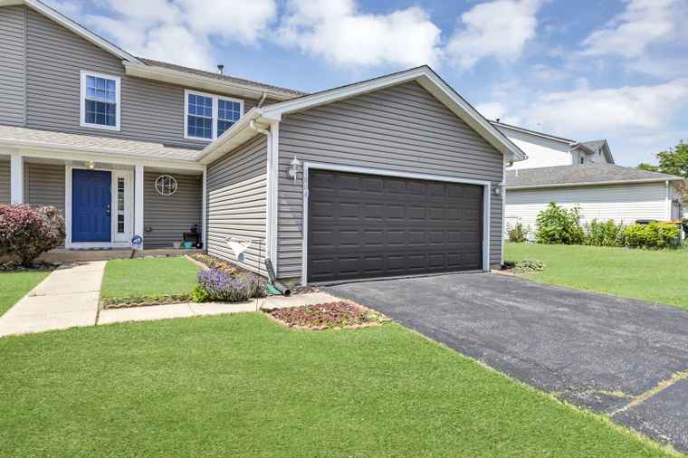 Photo of 1004 Oak Ridge Dr Streamwood, IL 60107