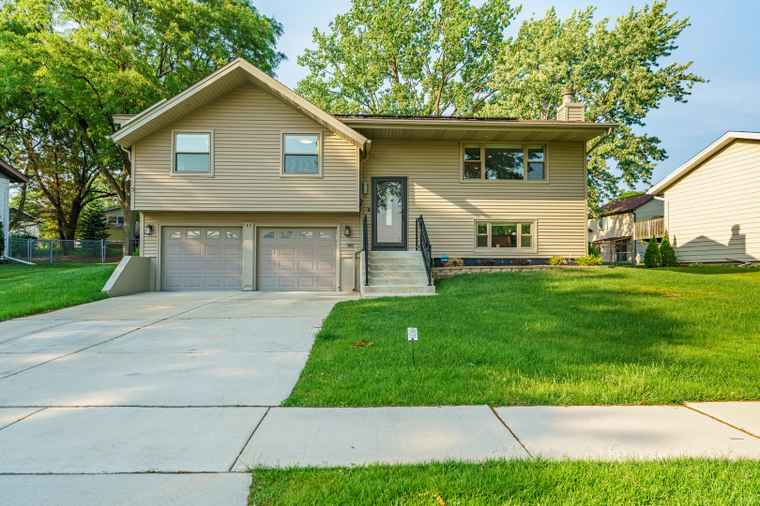 Photo of 616 Boxwood Dr Schaumburg, IL 60193