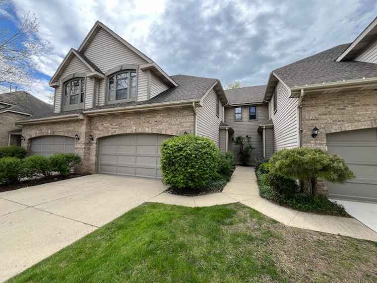 Photo of 326 Club House Dr Bloomingdale, IL 60108