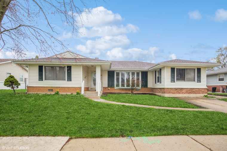 Photo of 943 Maple Ln Elk Grove Village, IL 60007