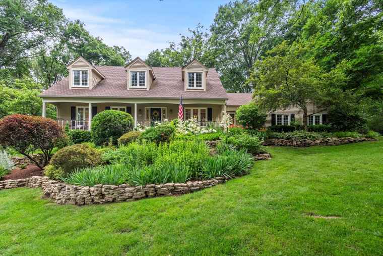 Photo of 124 Hidden Oaks Dr Barrington, IL 60010