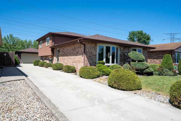 Photo of 5922 W 75th Pl Burbank, IL 60459