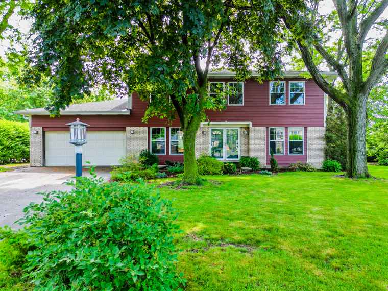 Photo of 19 Burning Tree Ln Deerfield, IL 60015
