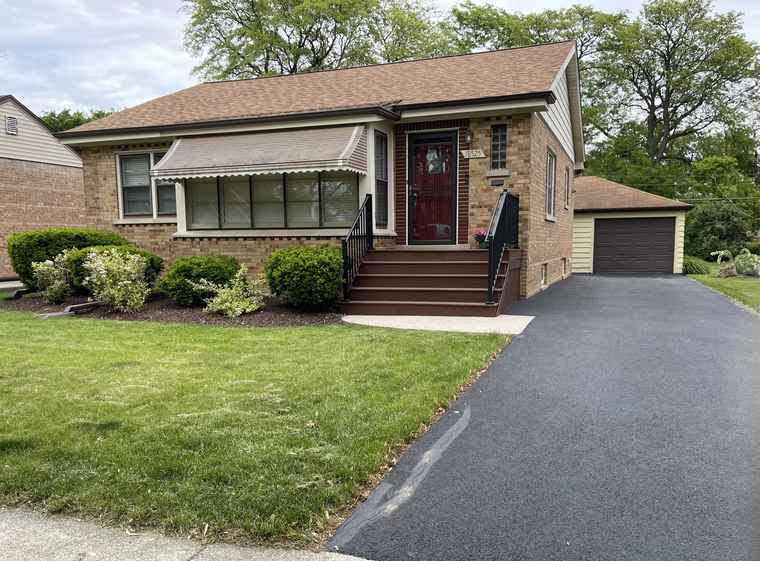 Photo of 18525 Highland Ave Homewood, IL 60430