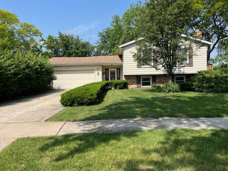 Photo of 2134 S Hull Dr Wheaton, IL 60189