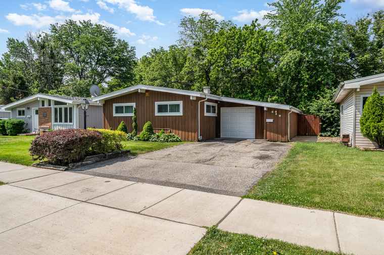 Photo of 438 S Wolf Rd Wheeling, IL 60090