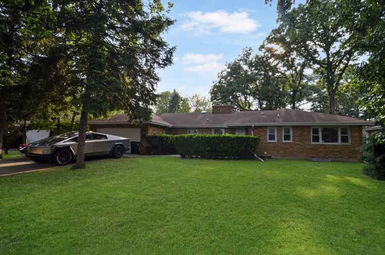 Photo of 6840 N Lincolnwood Dr Lincolnwood, IL 60712