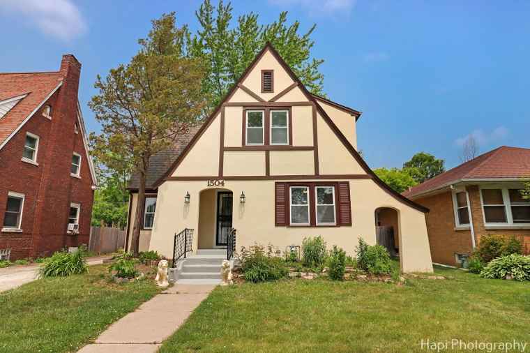Photo of 1504 W Monroe St Waukegan, IL 60085